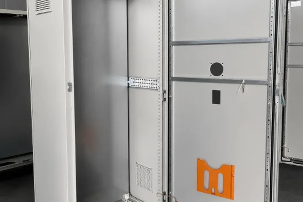 Industrial electrical enclosure with installed door hinges