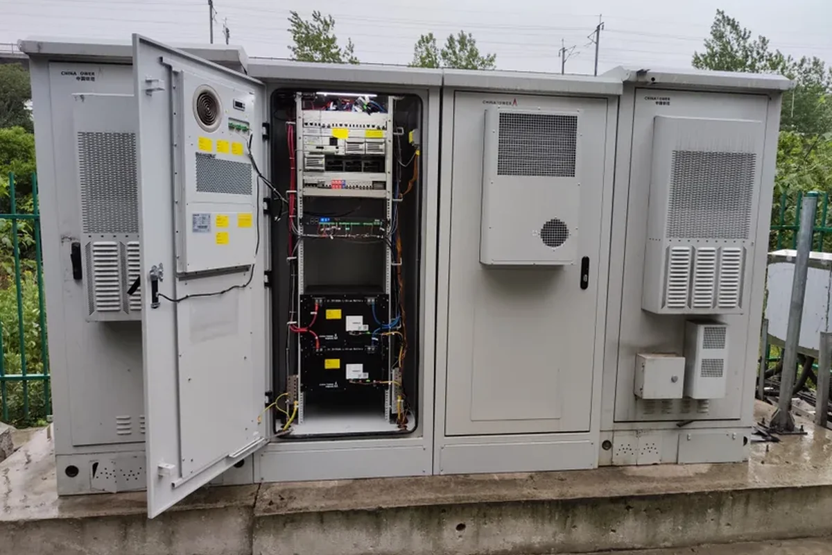 Outdoor telecom cabinet with hinges and latches