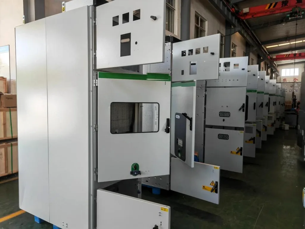 Scena di installazione di ante per armadi industriali che mostra ante incernierate in un ambiente di produzione