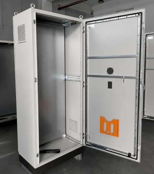 Cerniere per armadi industriali montate su una porta e sul telaio di un'apparecchiatura