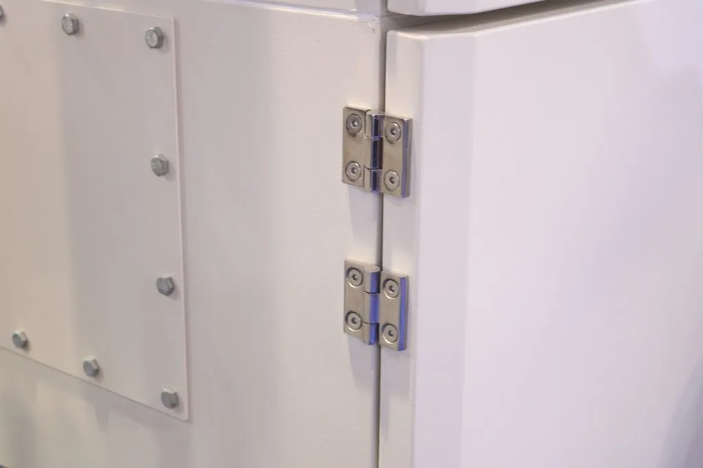 Dobradiças de aço inoxidável de montagem à superfície instaladas num equipamento industrial
