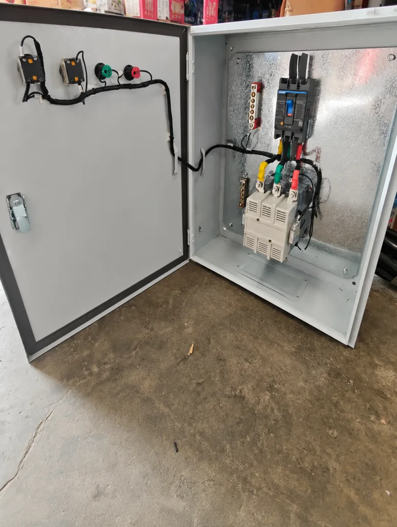Armoire électrique industrielle ouverte, montrant la quincaillerie de la porte et l'équipement interne