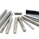 Una collezione di perni di cerniera in metallo che mostra varie dimensioni, materiali, finiture e modelli di zigrinatura.