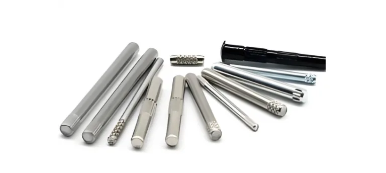 Uma coleção de pinos de dobradiça de metal com vários tamanhos, materiais, acabamentos e padrões de serrilha.