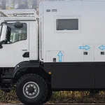 Kompressionsverschlüsse, die an Lkw-Aufbautüren für eine sichere, vibrationsfeste Abdichtung verwendet werden.