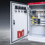 Porta industriale con cerniera a scomparsa regolabile in 3D e guarnizione di protezione IP continua.