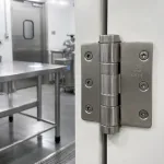 Dobradiças em aço inoxidável 316 instaladas numa porta inoxidável de uma sala de processamento de qualidade alimentar