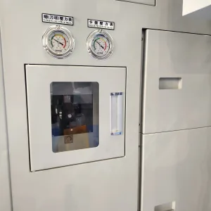 Maniglia da incasso installata a filo su un pannello industriale per l'accesso alle apparecchiature a basso profilo