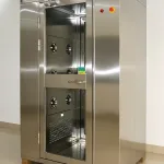 Chuveiro de ar para salas limpas em aço inoxidável com porta de acesso articulada utilizado em instalações farmacêuticas e de salas limpas