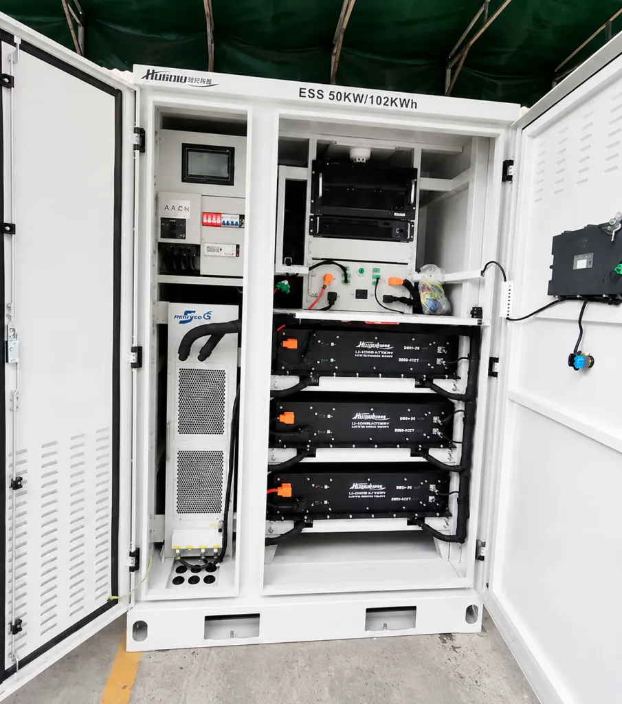 Armoire BESS ouverte montrant les portes de service et l'emplacement des charnières